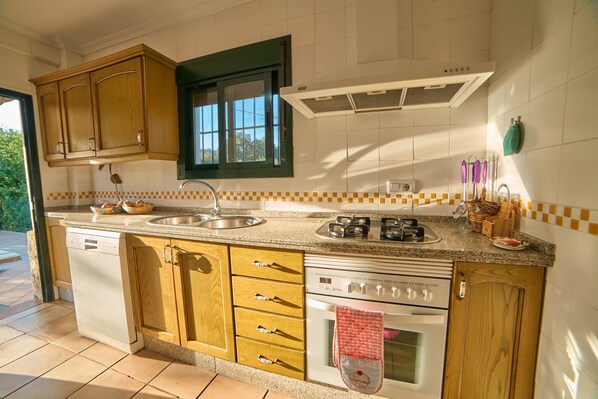 雪櫃、微波爐、焗爐、爐具