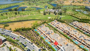 Ein Resort mit mehreren Schwimmbecken, einem Golfplatz und einem Parkplatz.