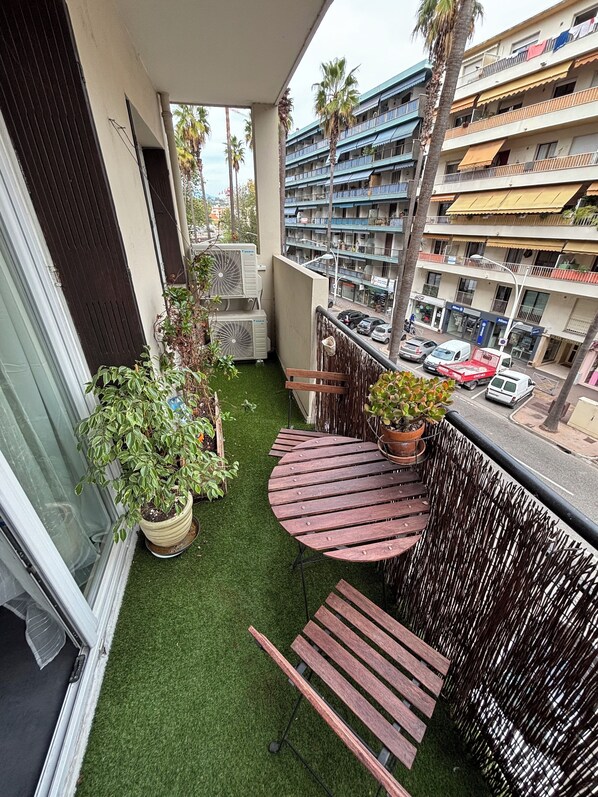 Outdoor dining - Comfortable apartment – Beach and town center within walking distance (Cagnes-sur-Mer)
