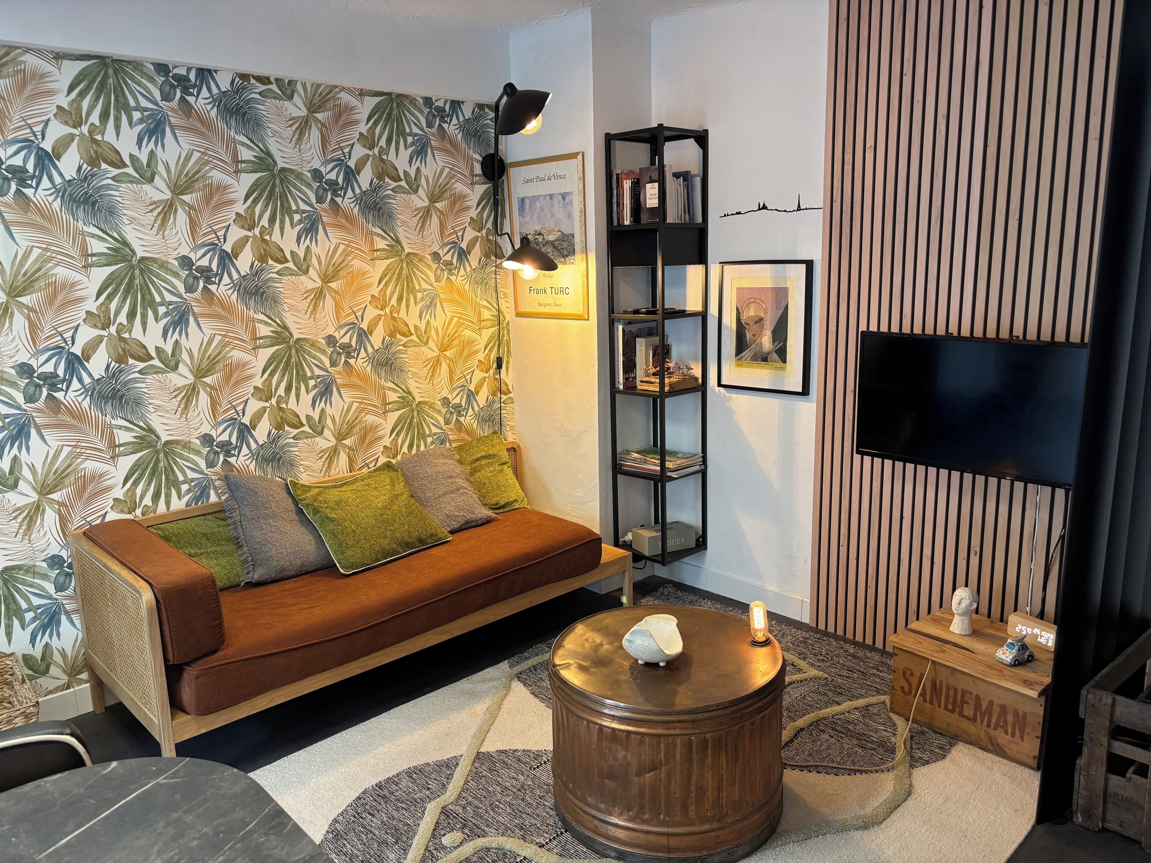 Tv, böcker och en stereo