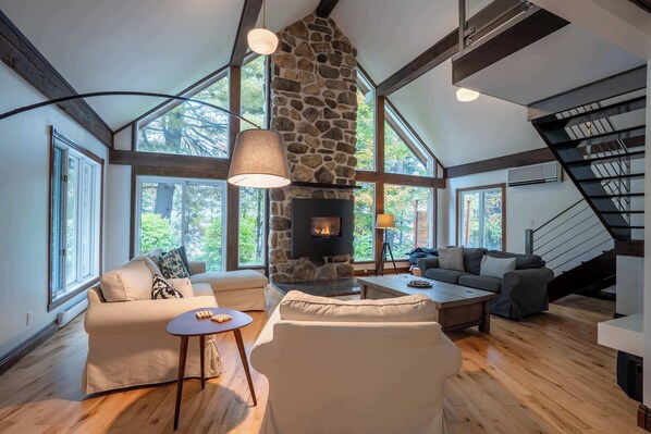 Een televisie en een stereo