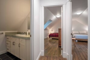 Planxa i posts de planxar, un bressol de viatge, wifi i roba de llit 