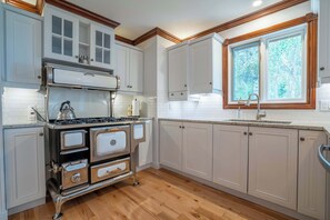 Een koelkast, een magnetron, een oven, een kookplaat