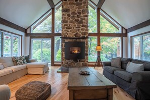 Een televisie en een stereo