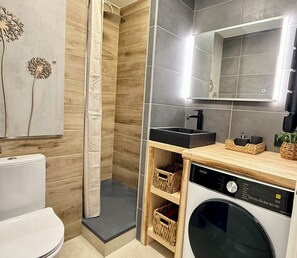 Dusche, Haartrockner, Handtücher, Seife