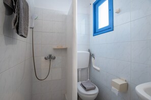 Ducha, secador de pelo y toallas