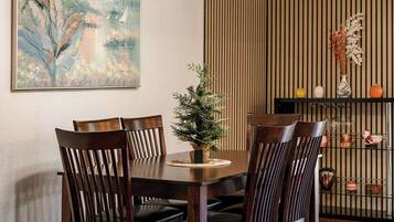 3 bedrooms, Internet