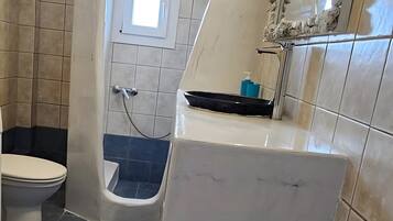 Een douche, een haardroger, handdoeken