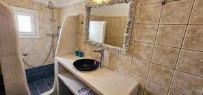 Een douche, een haardroger, handdoeken