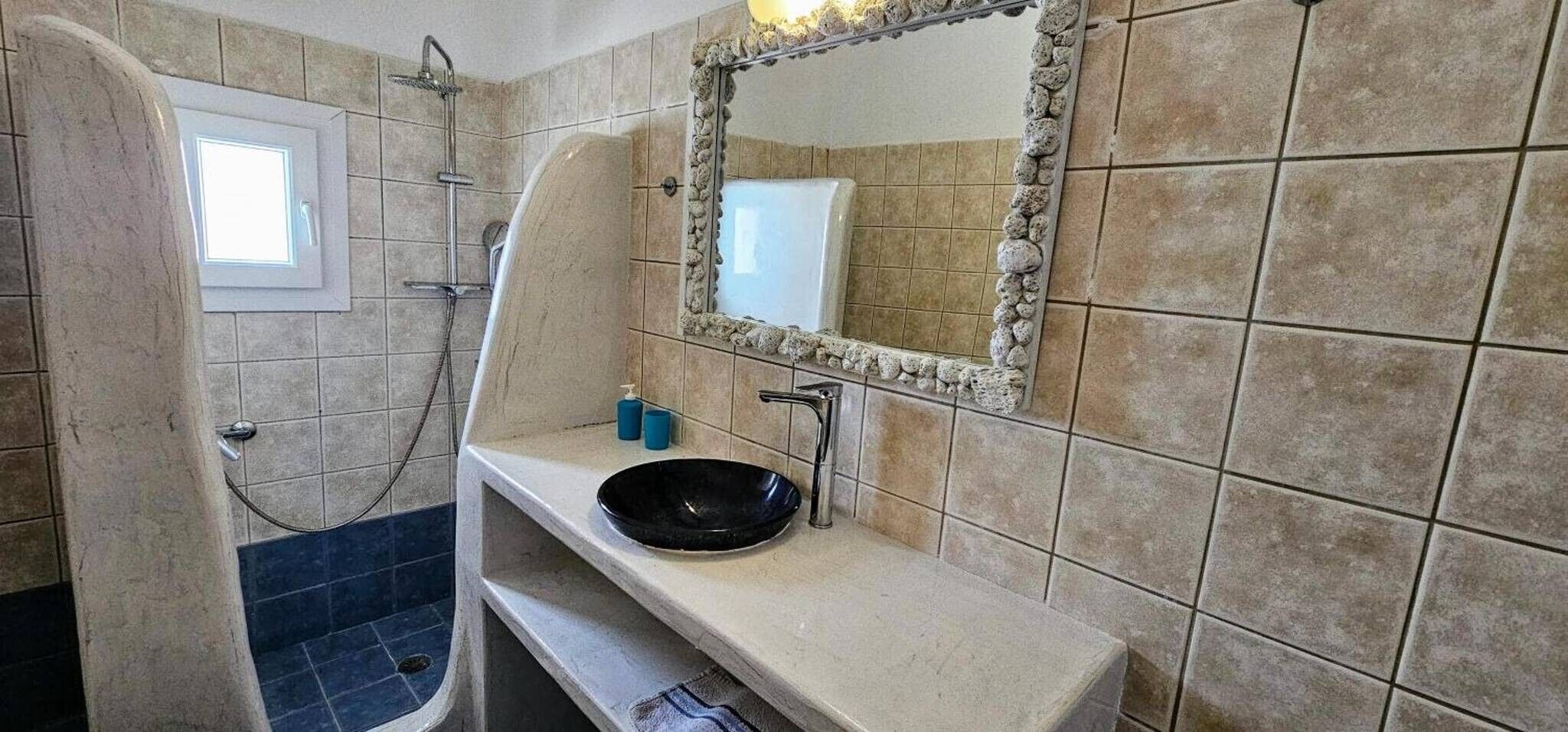 Een douche, een haardroger, handdoeken