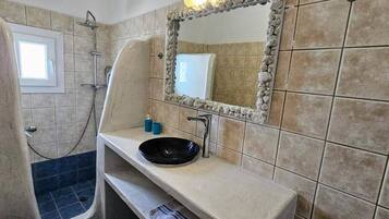 Een douche, een haardroger, handdoeken