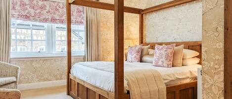 Escritorio, tabla de planchar con plancha y wifi gratis