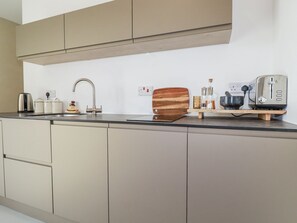 Batterie de cuisine, vaisselle et ustensiles