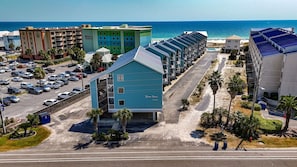 Un hotel con piscina, cerca de una playa y vistas al océano.