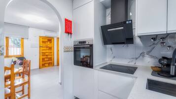 Kylskåp, mikrovågsugn, ugn och spishäll