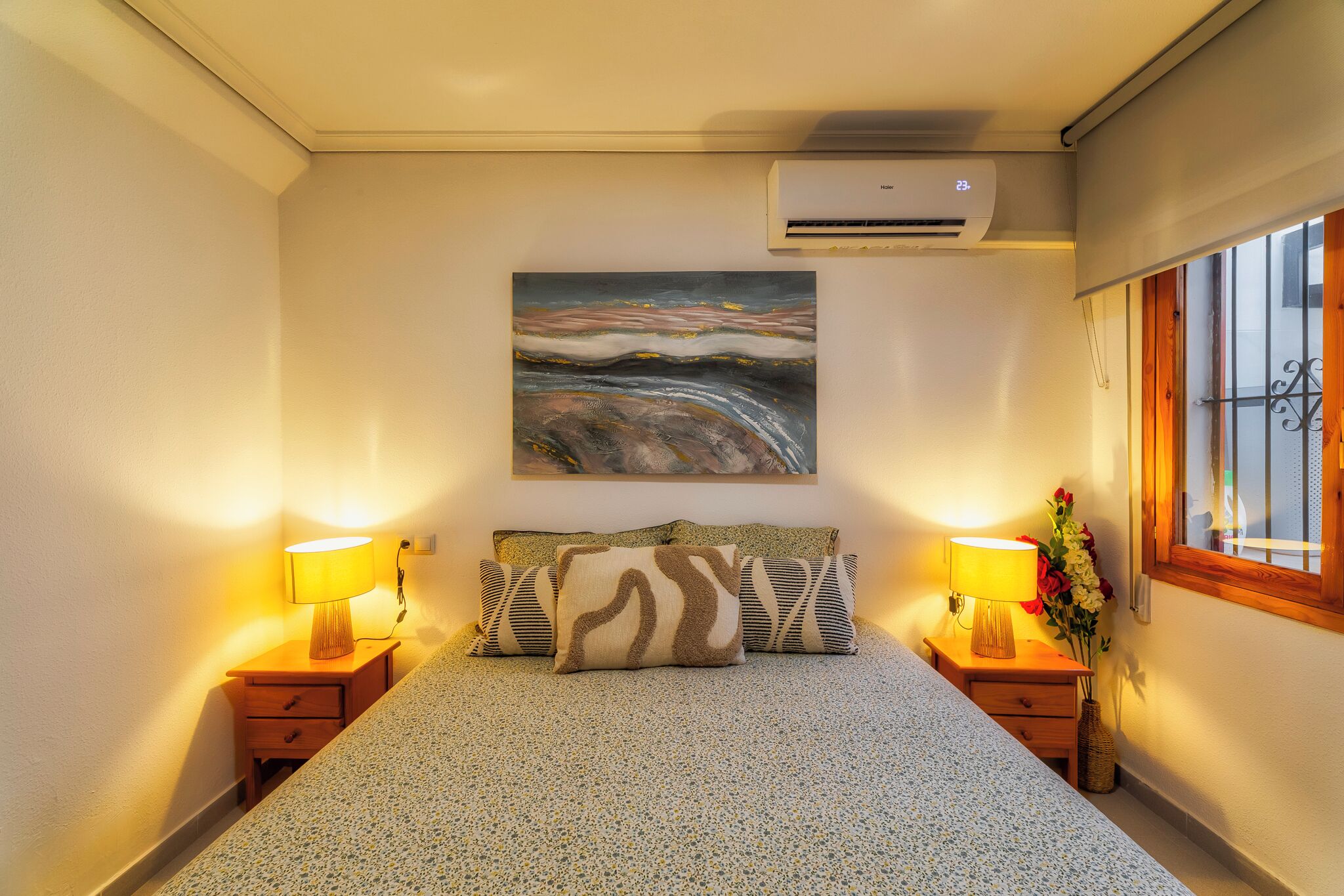 2 slaapkamers, een bureau, een strijkplank/strijkijzer, reisbedje