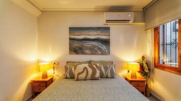 2 slaapkamers, een bureau, een strijkplank/strijkijzer, reisbedje