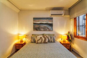 2 chambres, bureau, fer et planche à repasser, lit parapluie