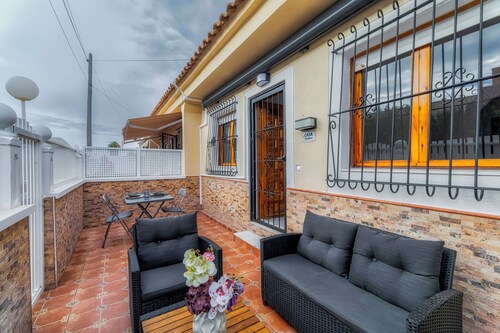Modern sunny 2-bedroom townhome in Los Nareijos with AC/heating
