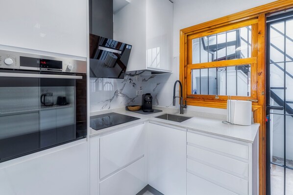 Refrigerador, microondas, horno y parrilla de estufa 