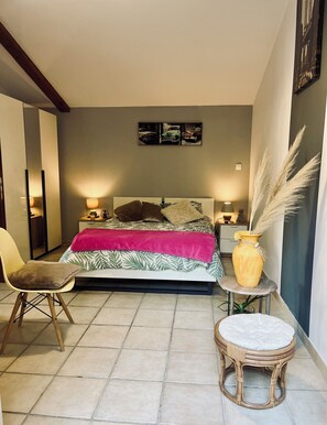 1 bedroom, bed sheets