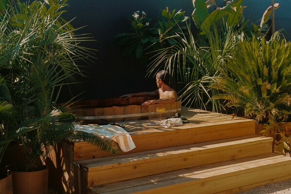 Outdoor spa tub