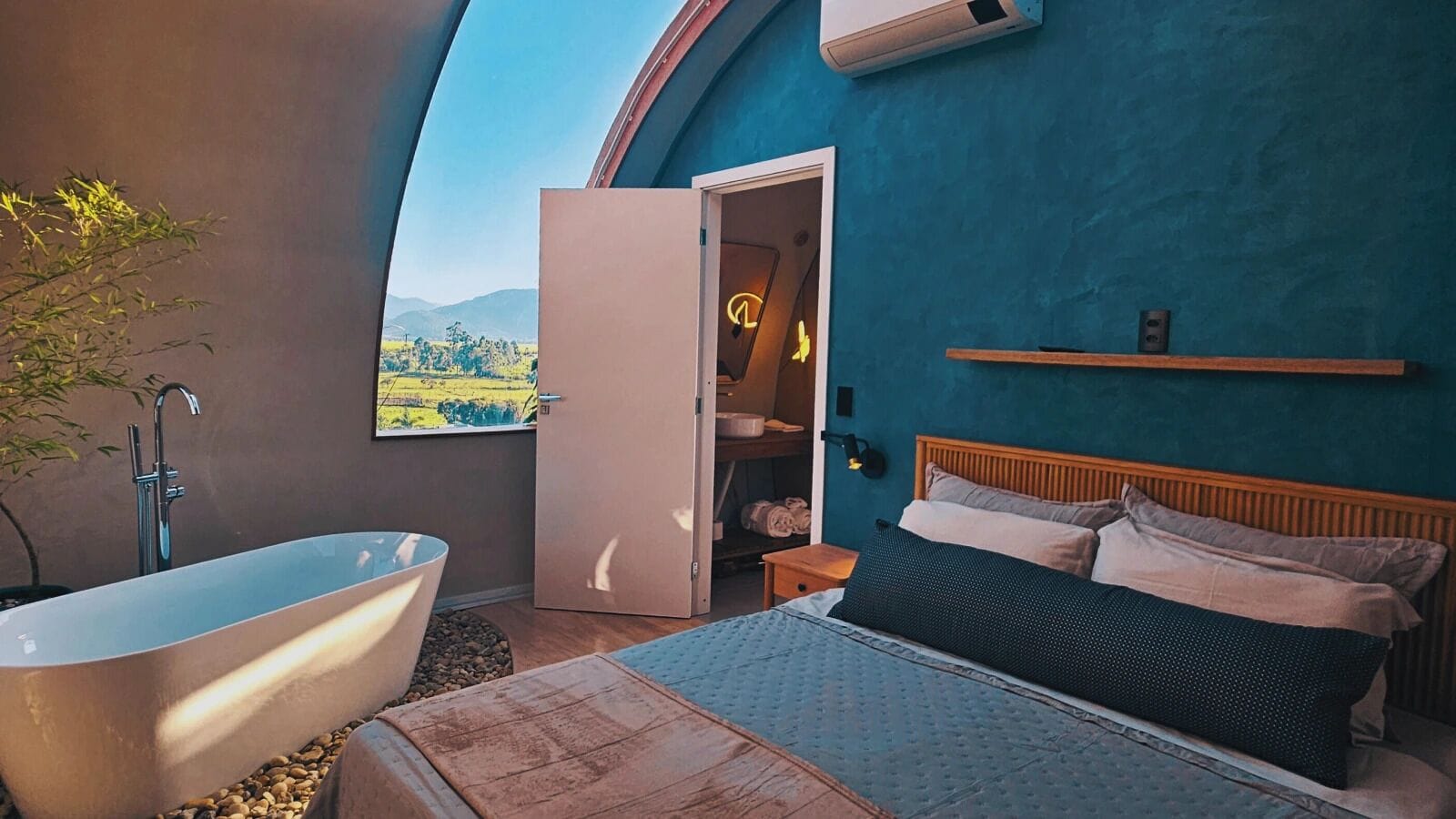 Comfort Room | Free WiFi