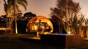 واجهة المنشأة - في المساء/الليل