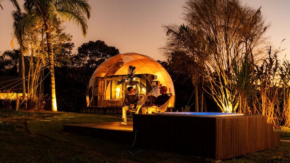 واجهة المنشأة - في المساء/الليل