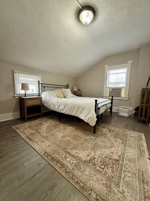 1 bedroom, iron/ironing board, free WiFi, bed sheets - Cozy 1-bed, 1-bath apartment in Geneva, NY, steps from downtown & Seneca Lake! (Geneva)