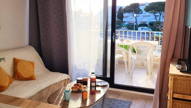 Living area - Apartment by Port Camargue Marina & Beach (Le Grau-Du-Roi)