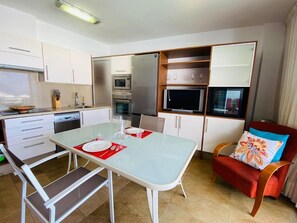 Classic-Apartment, 2 Schlafzimmer | Eigene Küche | Kühlschrank, Mikrowelle, Ofen, Wasserkocher mit Kaffee-/Teezubehör