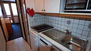 Cafetera o tetera, frigorífico, microondas y horno
