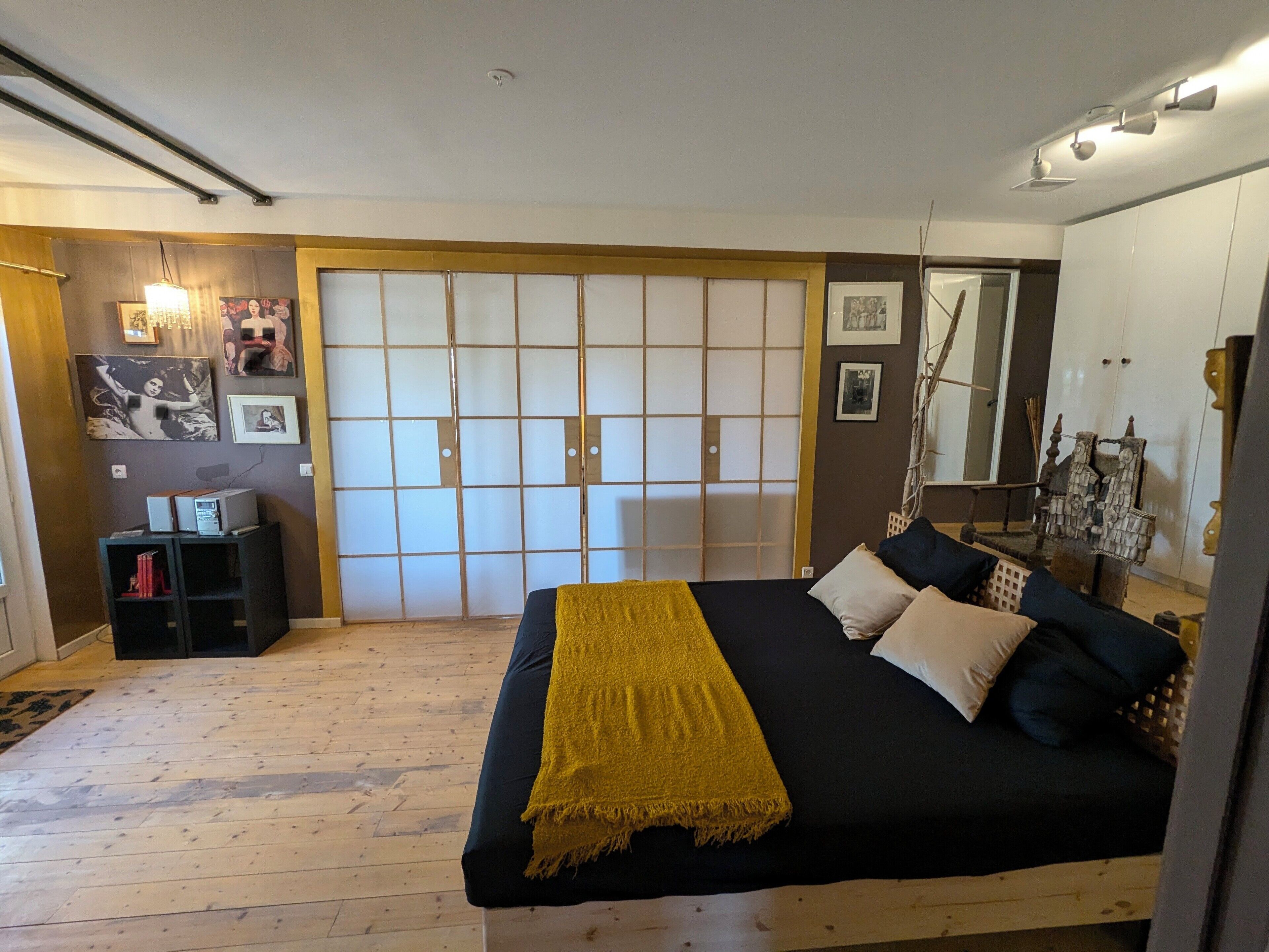 3 bedrooms, desk, iron/ironing board, travel cot