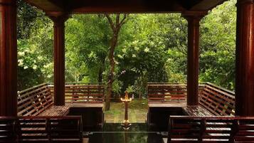 Habitación Premier doble, vistas a la piscina | Wifi gratis y ropa de cama