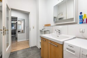 Chuveiro, toalhas de banho