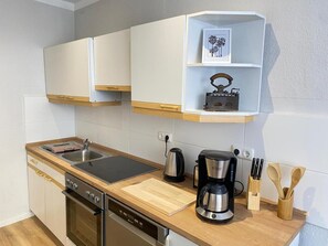 Fridge, oven, stovetop, dishwasher - Stylish Apartment in Prime Location with Wi-Fi (Nürnberg)