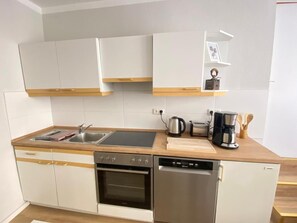 Fridge, oven, stovetop, dishwasher