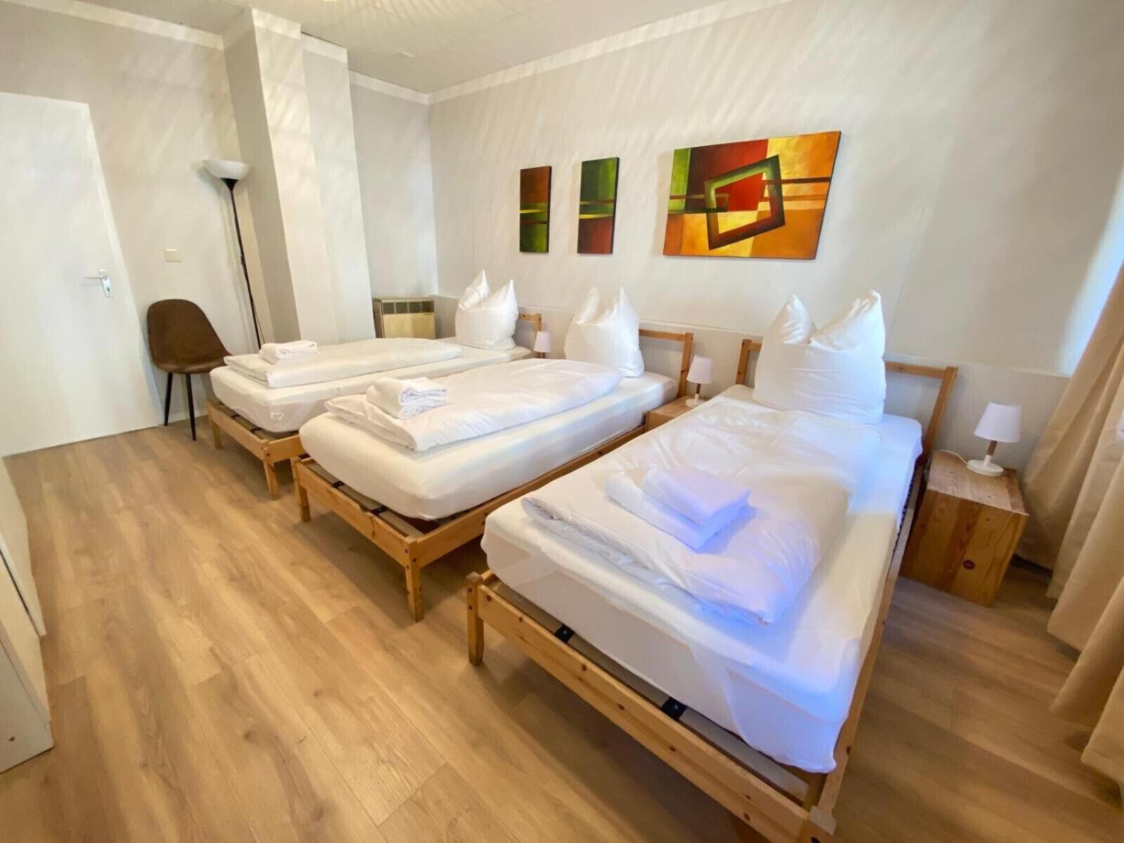 2 habitaciones, tabla de planchar con plancha, wifi y ropa de cama 