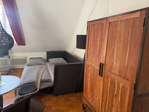 Een strijkplank/strijkijzer, wifi, beddengoed