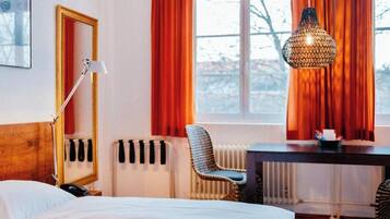 Een strijkplank/strijkijzer, wifi, beddengoed