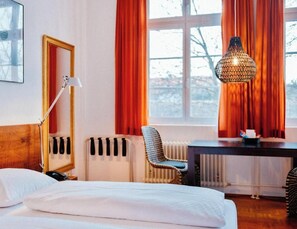 Een strijkplank/strijkijzer, wifi, beddengoed