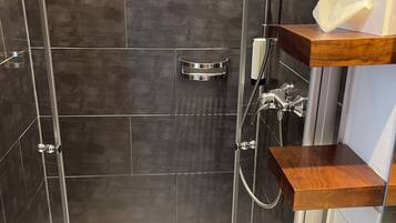 Ducha, secador de pelo, toallas y jabón