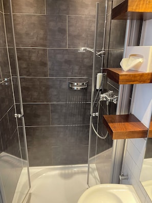 Een douche, een haardroger, handdoeken, zeep