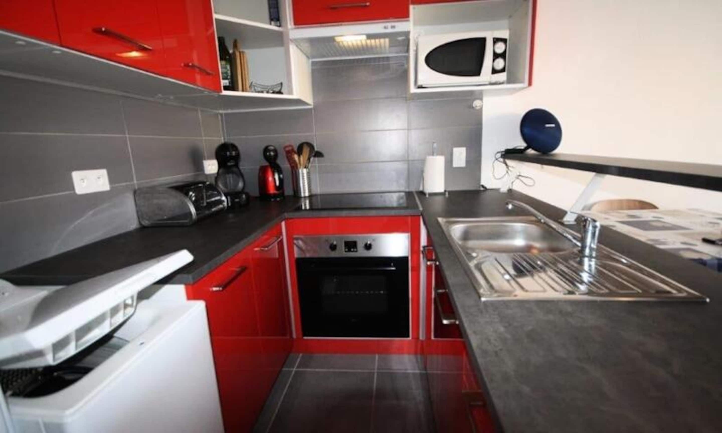 Fridge, microwave, oven, coffee/tea maker