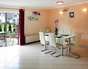 Maison Classique, 3 chambres | Restauration