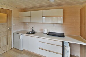 Kühlschrank, Wasserkocher mit Kaffee-/Teezubehör, Wasserkocher, Toaster