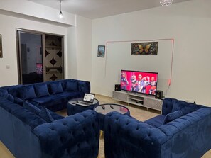 Een televisie en een open haard