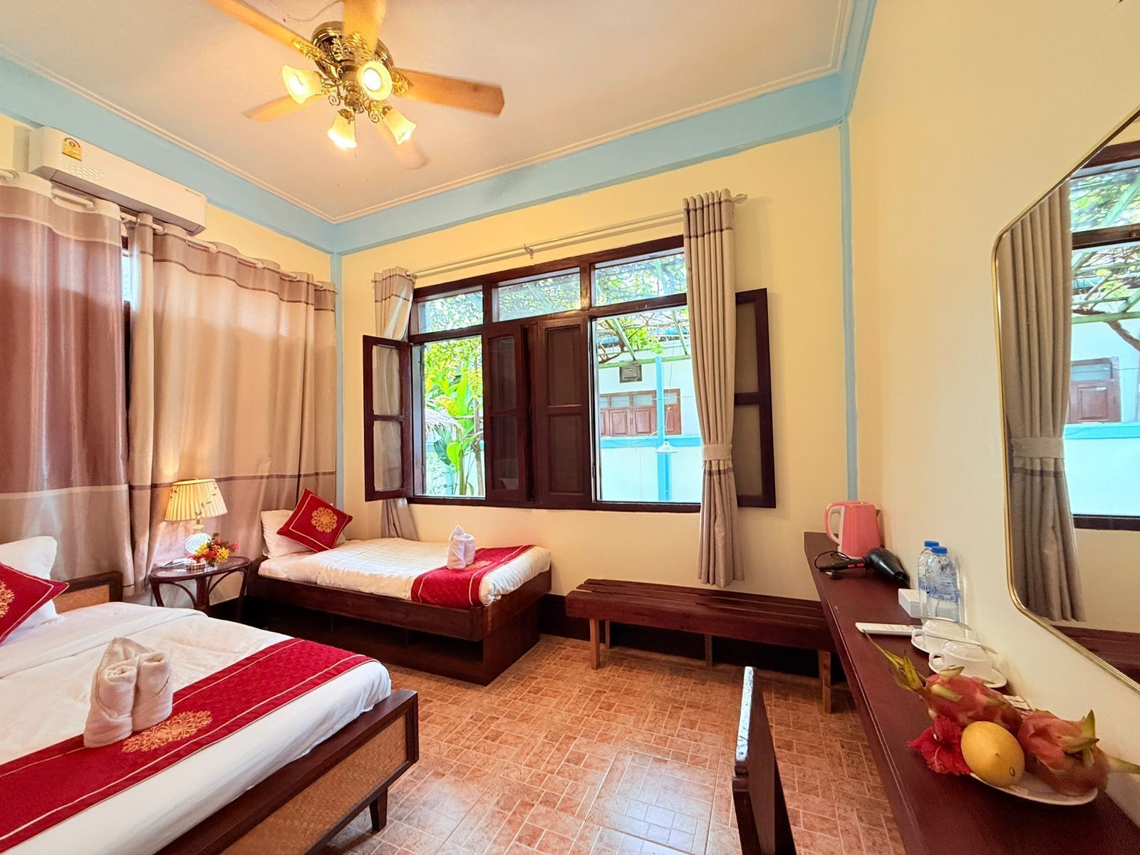 Habitación Deluxe con 1 cama doble o 2 individuales, patio, vistas al patio | Caja fuerte, cortinas opacas, sistema de insonorización y wifi gratis