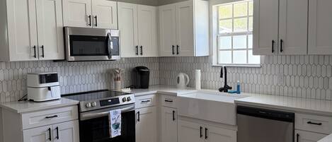 Micro-ondes, four, plaque de cuisson, lave-vaisselle